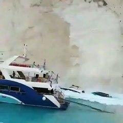 Ünlü Navagio plajında turistlerin üzerine kaya düşme anı