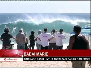 Berselancar di Kencangnya Gelombang Badai Marie