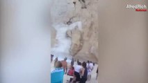 El momento en que enormes rocas caen sobre turistas en una popular playa griega