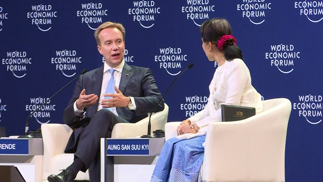 Aung San Suu Kyi defende prisão de jornalistas da Reuters