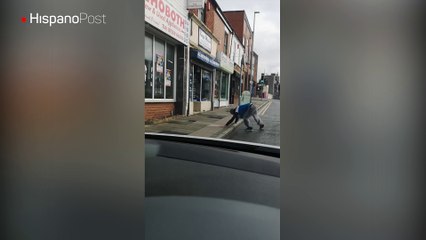 Estaba tan borracho que se cayó al suelo y luego no lograba mantenerse en pie