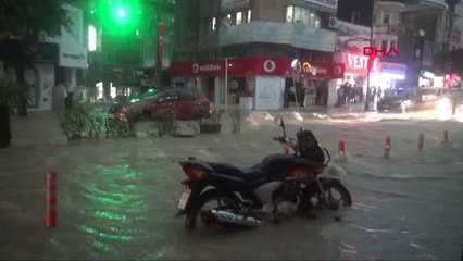 Balıkesir Bandırma'da Sağanak Etkili Oldu