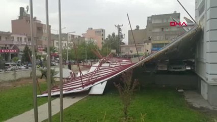 Adıyaman 50 Metre Uçan Çatı Kaymakamlık Bahçesine Düştü