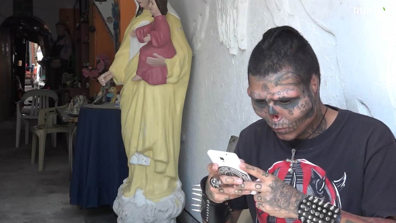 Se corta la nariz y las orejas para parecer una calavera