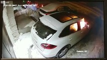 Un homme vient mettre le feu à une Porsche cayenne, sans raison