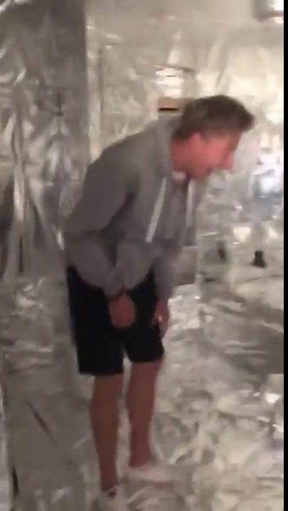 Il rentre chez lui et retrouve son appartement couvert d'aluminium... Blague énorme