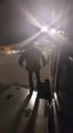 Un passager quitte un avion Ryanair en retard en empruntant l'issue de secours