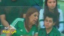 عظمة الأم في قصة.. طفل برازيلي أعمى يشجع فريقه بعين والدته