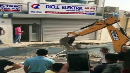 Borç yüzünden elektrikleri kesilen belediye, Dicle Elektrik hizmet binasını yıktı