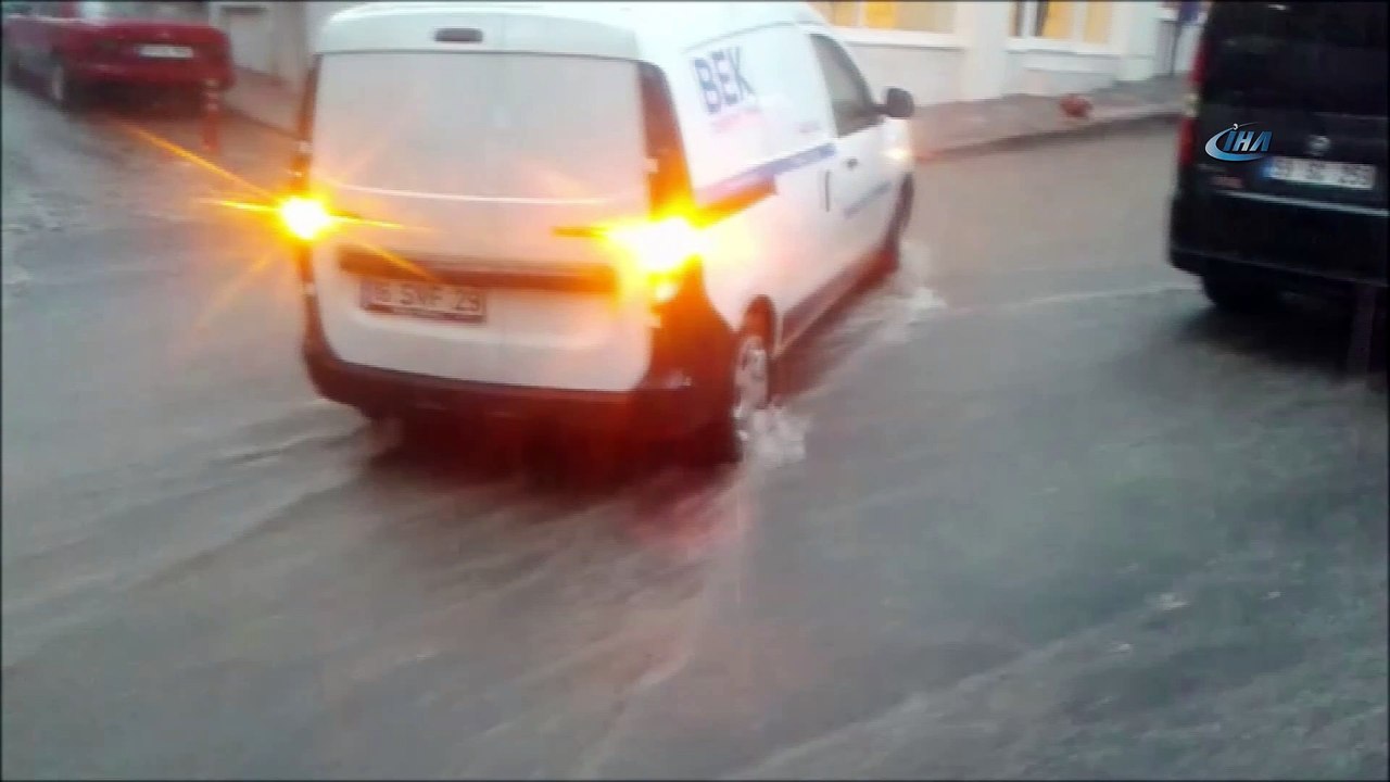 Aniden bastıran sağanak yolları göle çevirdi