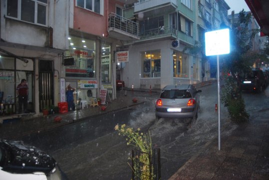 Aniden Bastıran Sağanak Yağış Yolları Göle Çevirdi