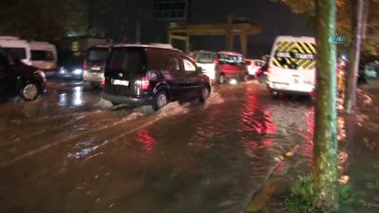 İstanbul’da bazı caddeler sular altında kaldı