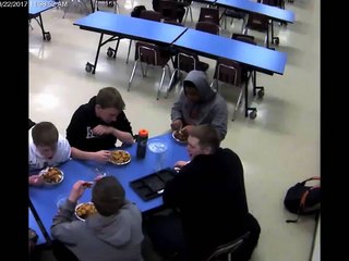 Lycéen sauve la vie de son camarade qui s'étouffe à la cantine