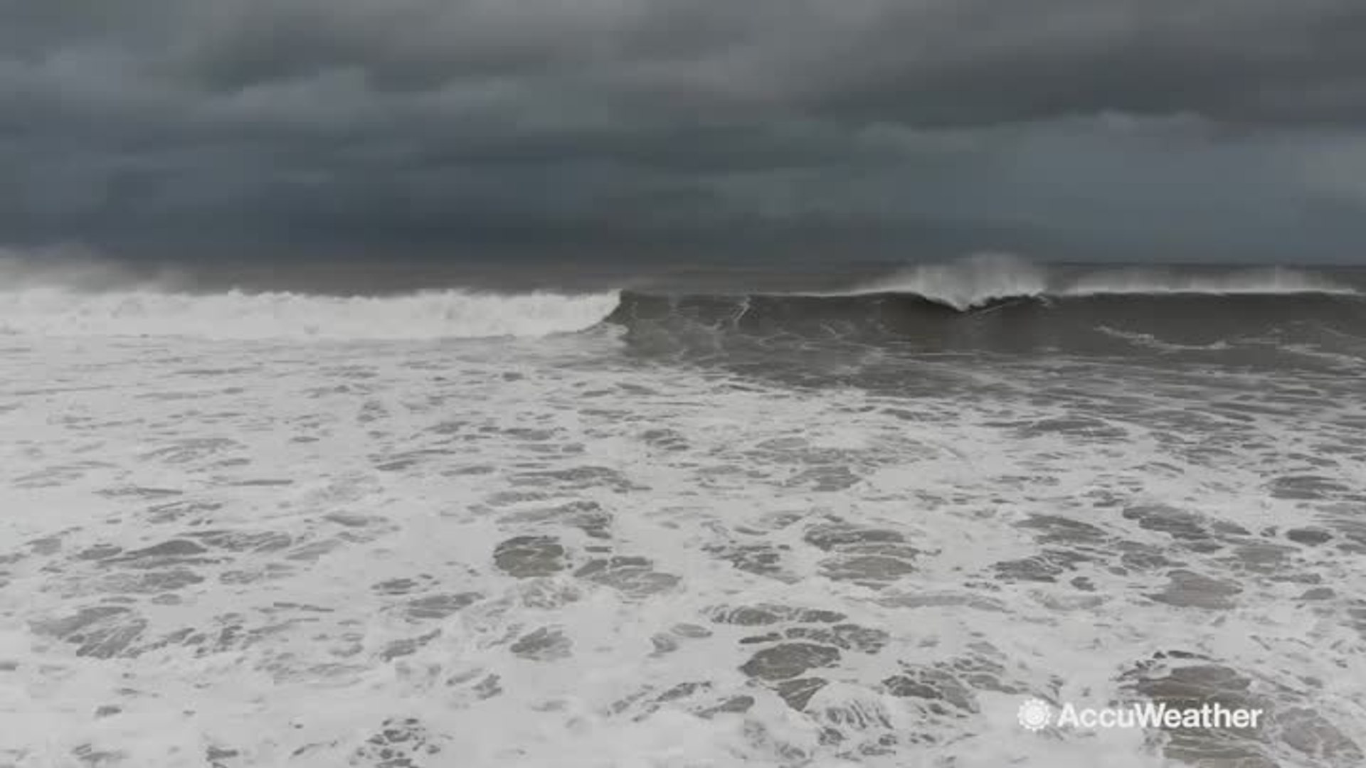⁣Large waves churned by Hurricane Florence pounds North Carolina coast