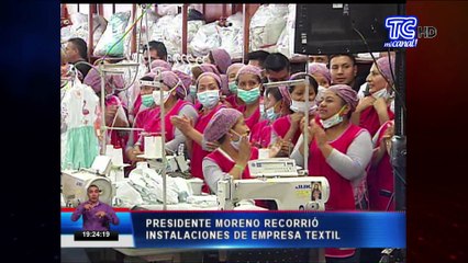 Presidente Moreno recorre una empresa de textiles en Quito