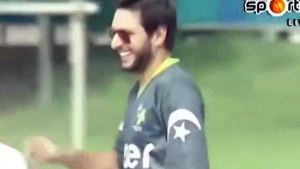 General Raheel's hit Shahid Afridi's bowl