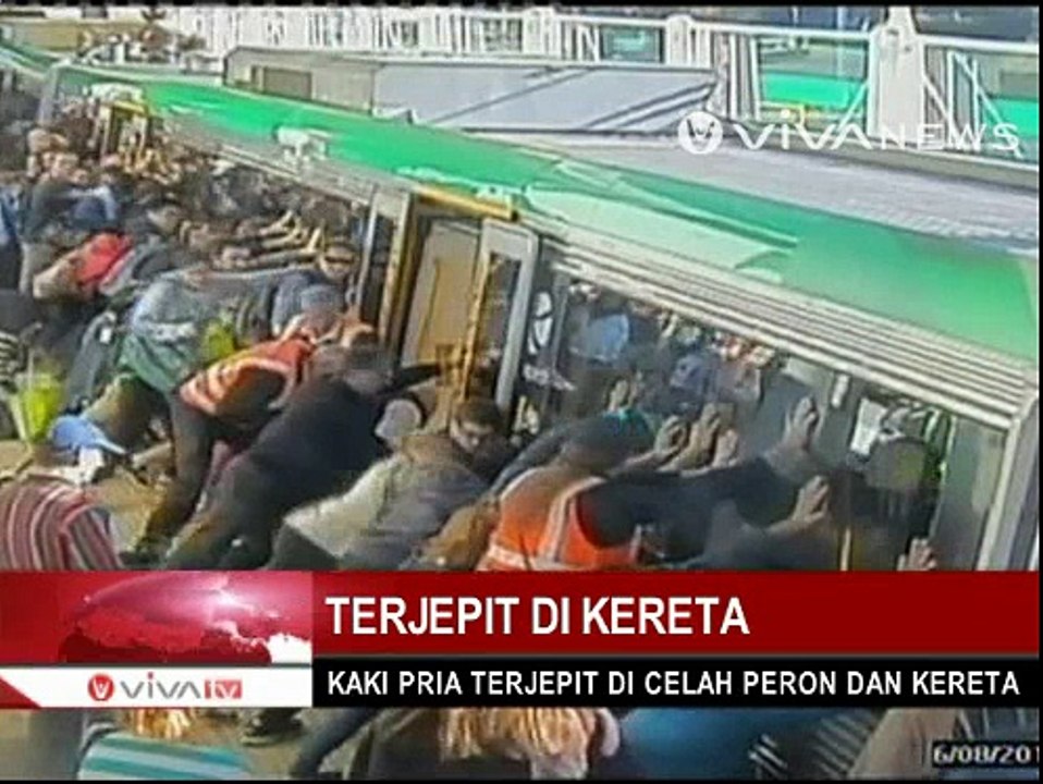 Kaki Seorang Pria Terjepit di Celah Peron dan K...