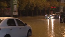 Istanbul Yağmur Nedeniyle Mahsur Kalan Araçları İtfaiye Kurtardı