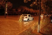 İstanbul'da Yağmurda Mahsur Kalan Araçları, İtfaiye Kurtardı