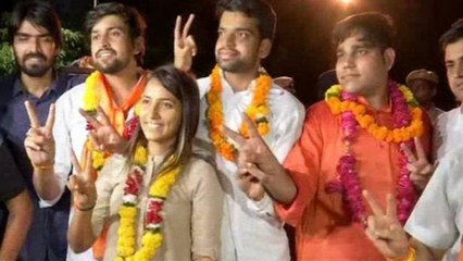 Télécharger la video: DUSU Election में ABVP ने दर्ज की जीत, NSUI के खाते में सिर्फ 1 seat | वनइंडिया हिंदी