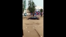 فيضانات طوفانية تجرف السيارات في مدينة تبسة بالجزائر