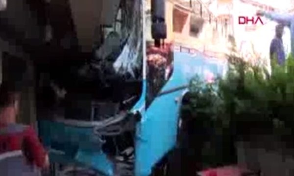 İstanbul'da Özel Halk Otobüsü kaza yaptı: Yaralılar var