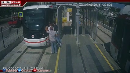 Un homme passe sous un tramway en Turquie