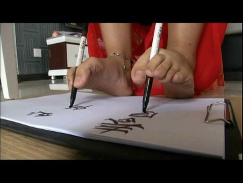 Wanita Ini Bisa Menulis dengan Kaki dan Tangan Sekaligus