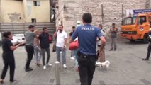 Taksim Meydanı'nda kızların omuz atma kavgası kamerada