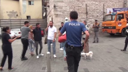 Taksim Meydanı'nda kızların omuz atma kavgası kamerada