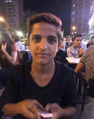 Suriyeli Ademi, Para Karşılığı Dükkana Gelen Müşterilere Masa Ayarlıyor