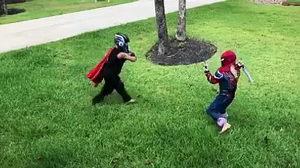 Un combat épique entre Spiderman Thor...
