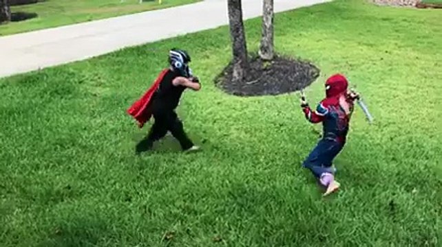 Un combat épique entre Spiderman Thor...