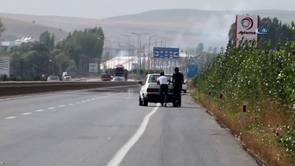 Akan trafiğe aldırış etmediler...Yakıtı biten otomobili benzin istasyonuna böyle soktular