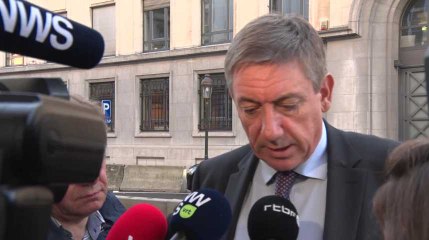 La famille serbe a quitté la maison ouverte où elle avait été transférée: le ministre Jambon veut changer la loi