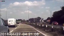 Des images terrifiantes d'une camionnette qui s'envole après avoir heurté un rond point