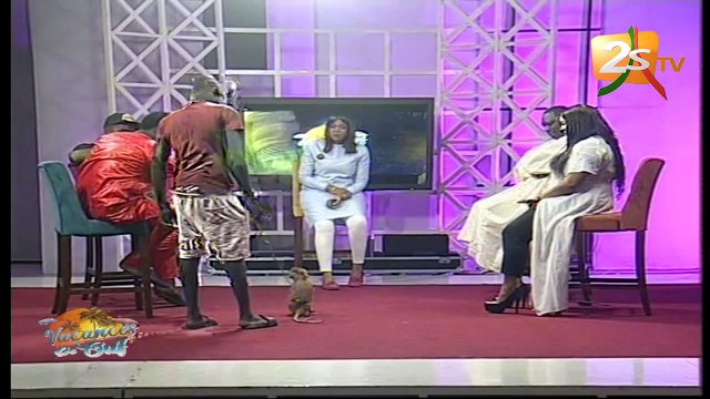 insolites-un-singe-danse-du-diabira-sur-le-plateau-de-samedi-vacs