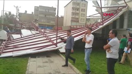 Adıyaman 50 Metre Uçan Çatı Kaymakamlık Bahçesine Düştü - Ek