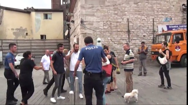 Taksim Meydanı'ndaki İki Genç Kızın Saç Başa Kavgasına Polis Müdahale Etti