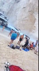Un morceau de falaise se décroche près d'une plage