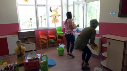 Fedakar öğretmenler, minikler için anaokulunu süsleyip hazırladılar