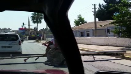 Motosikletle demir taşıyanların tehlikeli yolculuğu kamerada