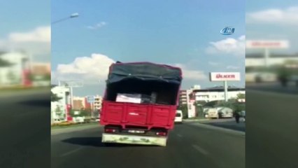 Yan giden kamyonun tehlikeli yolculuğu kamerada