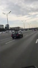 Une conductrice ivre tente d'échapper à la police en pleine autoroute