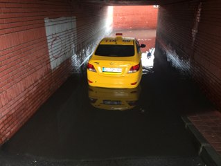 İstanbul'da Taksi Alt Geçitte Mahsur Kaldı