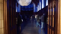 Cette réplique de la lune illuminée de 7 mètres de haut fait le tour du monde et les photos sont incroyables