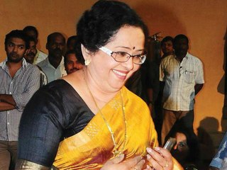 ട്രോളന്മാരെ പുച്ഛിച്ചുതള്ളി മല്ലിക സുകുമാരൻ | Oneindia Malayalam