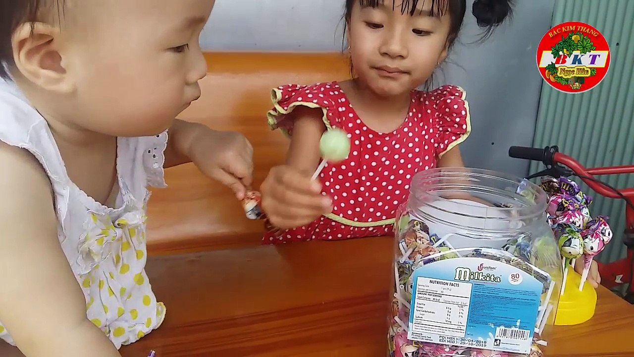 bé ăn kẹo sữa,kẹo milkita