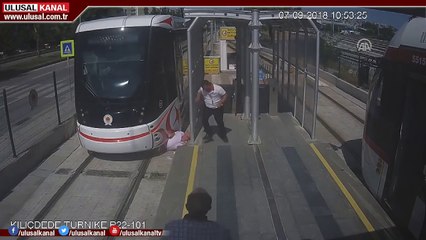 Un homme passe sous un tramway en Turquie !