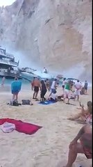 Un morceau de falaise se décroche près d'une plage (Grèce)